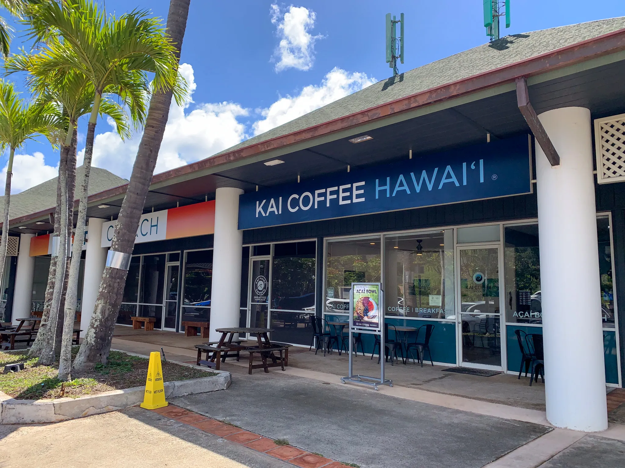 青い看板のコーヒーショップ店頭